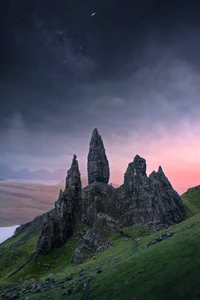 Majestuosos picos rocosos contra un cielo estrellado al anochecer