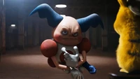 Mr. Mime konfrontiert Pikachu in einem dunklen Raum aus dem Film Detective Pikachu