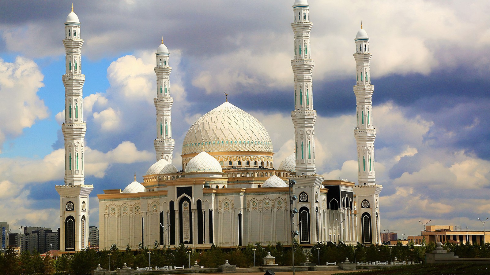 Arafes de um grande edifício branco e dourado com um fundo de céu (hazrat sultan mosque, astana, cazaquistão, islâmico, mundo)