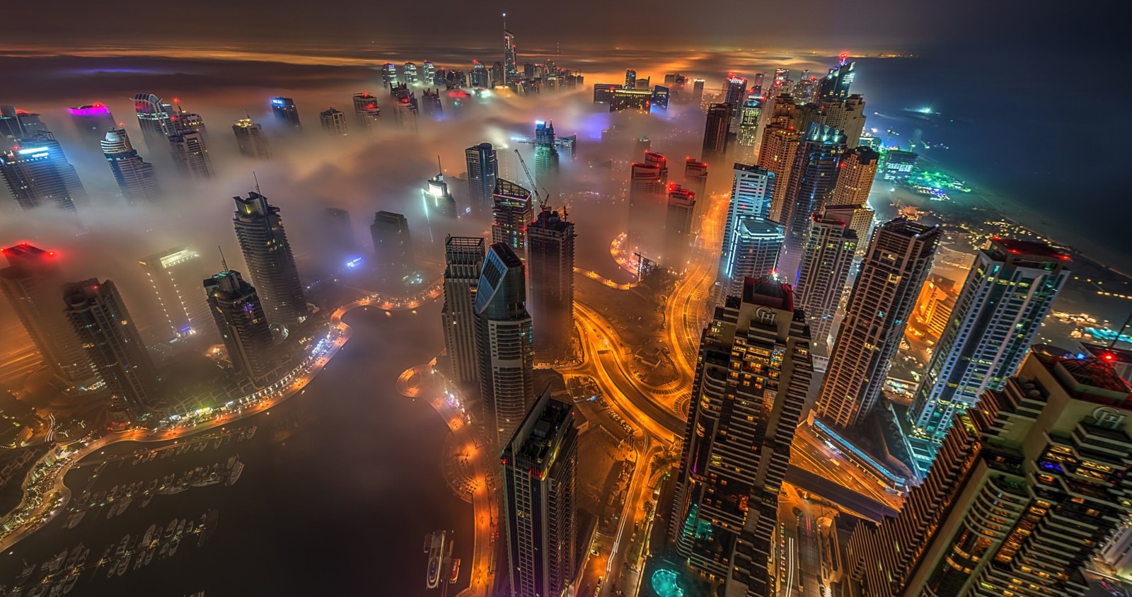 Una vista del horizonte de una ciudad con rascacielos y niebla (burj khalifa, paisaje urbano, metrópolis, ciudad, área urbana)