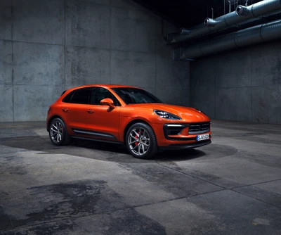 2021 Porsche Macan S: Un lujoso SUV naranja en un entorno industrial moderno