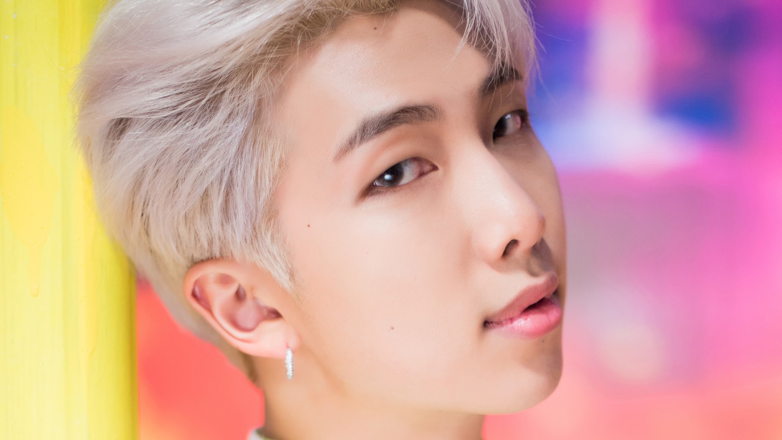 Gros plan d'une personne avec une cravate et une cravate (kim nam joon, bts, bangtan boys, kpop)