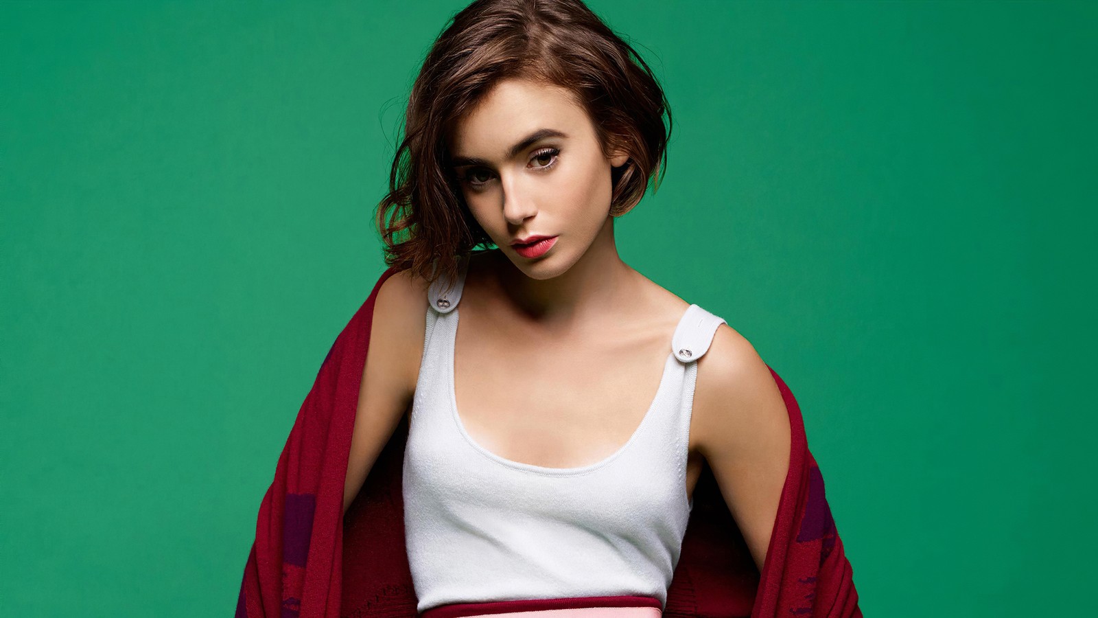 Une image d'une femme en débardeur blanc et veste rouge (lily collins, actrice, célébrité, femmes, filles)