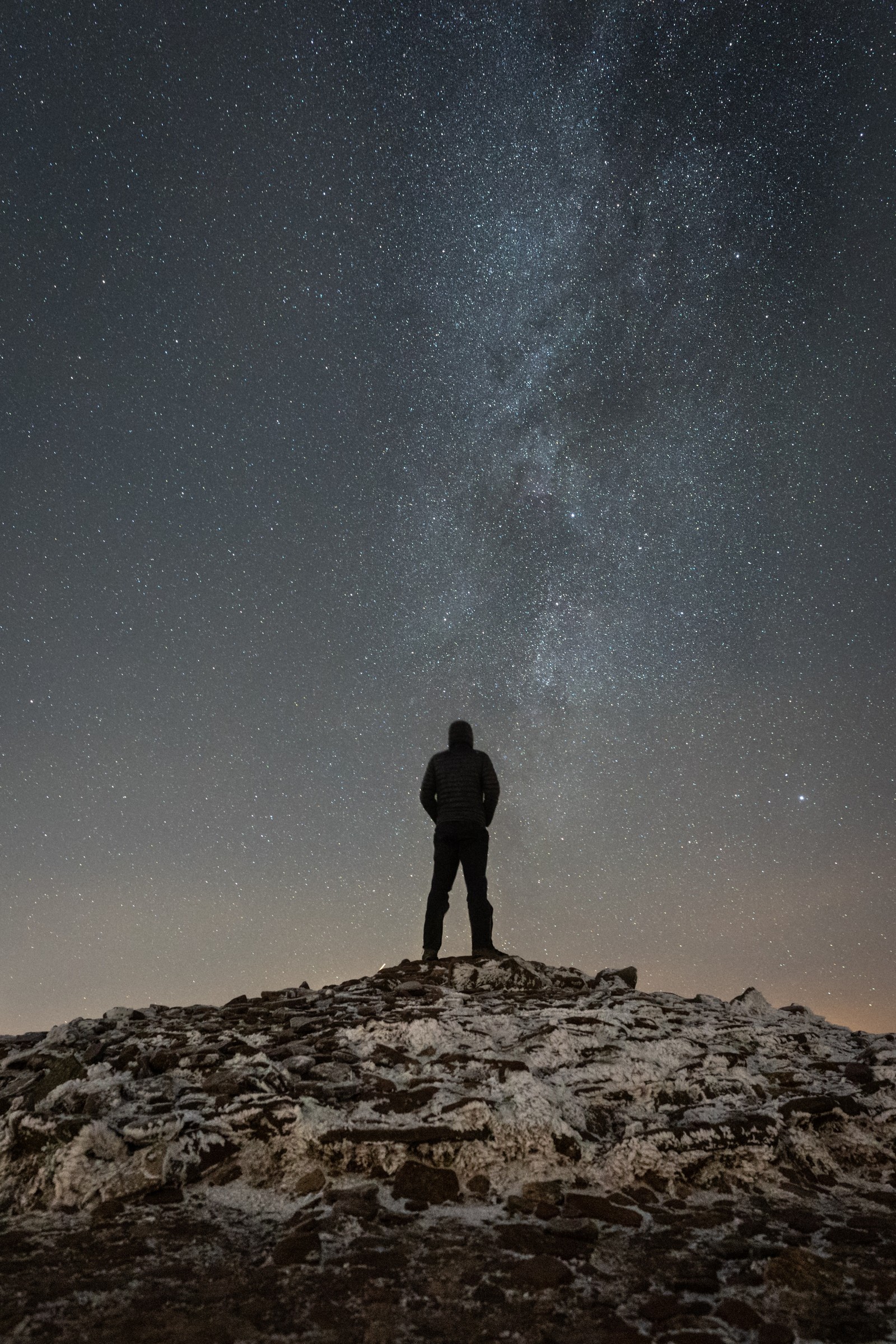 Céu estrelado com uma pessoa em pé em uma colina olhando para as estrelas (objeto astronômico, atmosfera, céu, estrela, espaço)