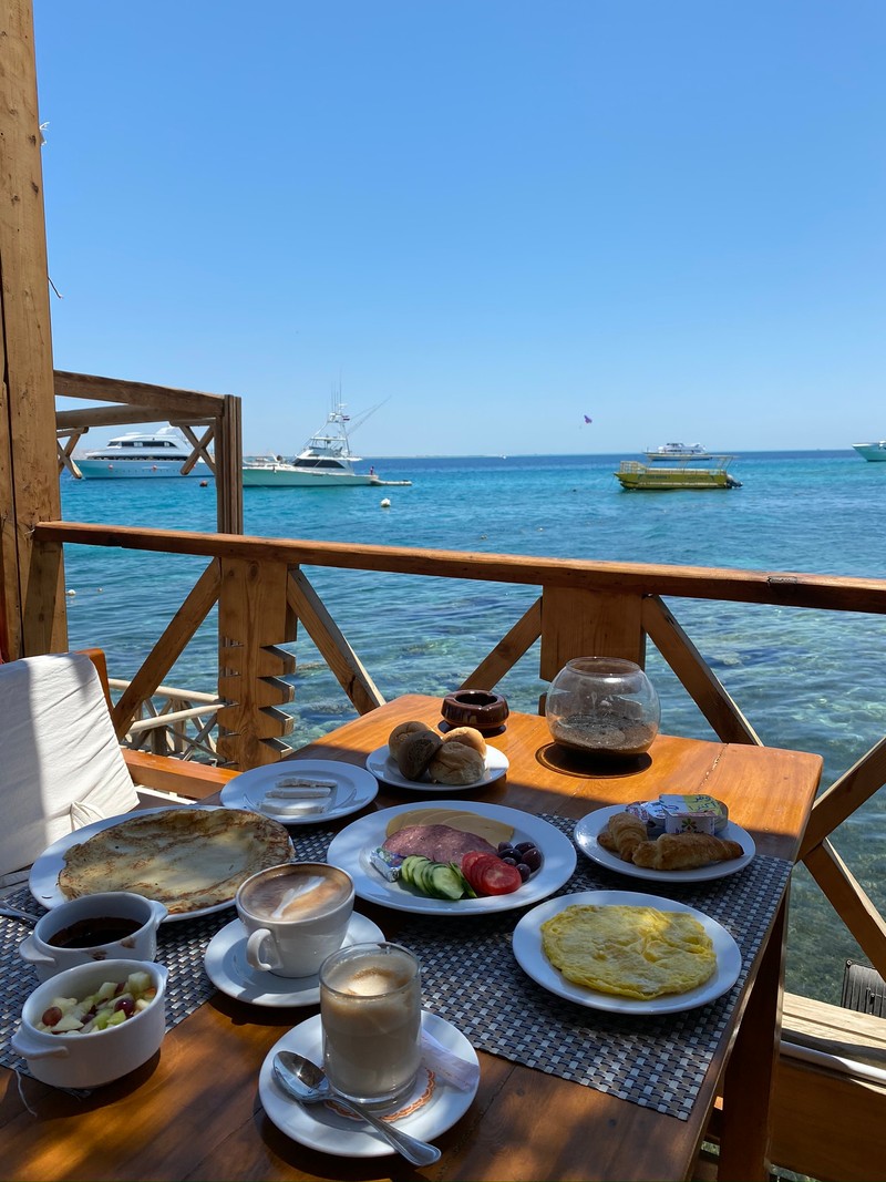 Стол с тарелками с едой на палубе (море, посуда, водное судно, стол, кулинария)