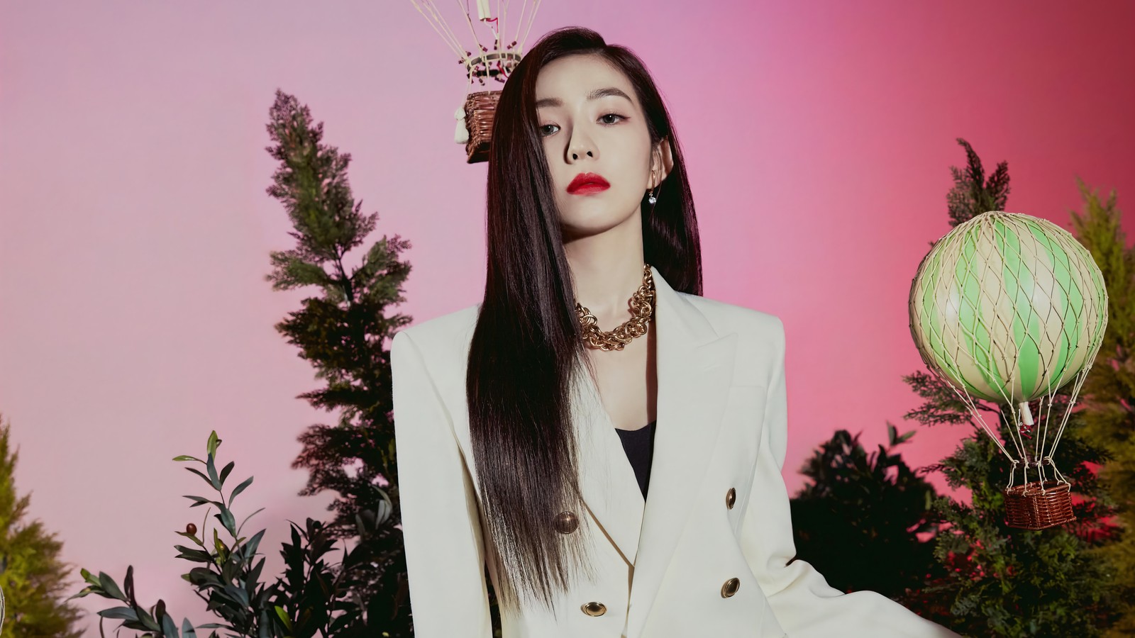 Une femme girafe en costume blanc et collier doré avec des lèvres rouges (irene, 아이린, bae ju hyun, 배주현, bae joohyun)