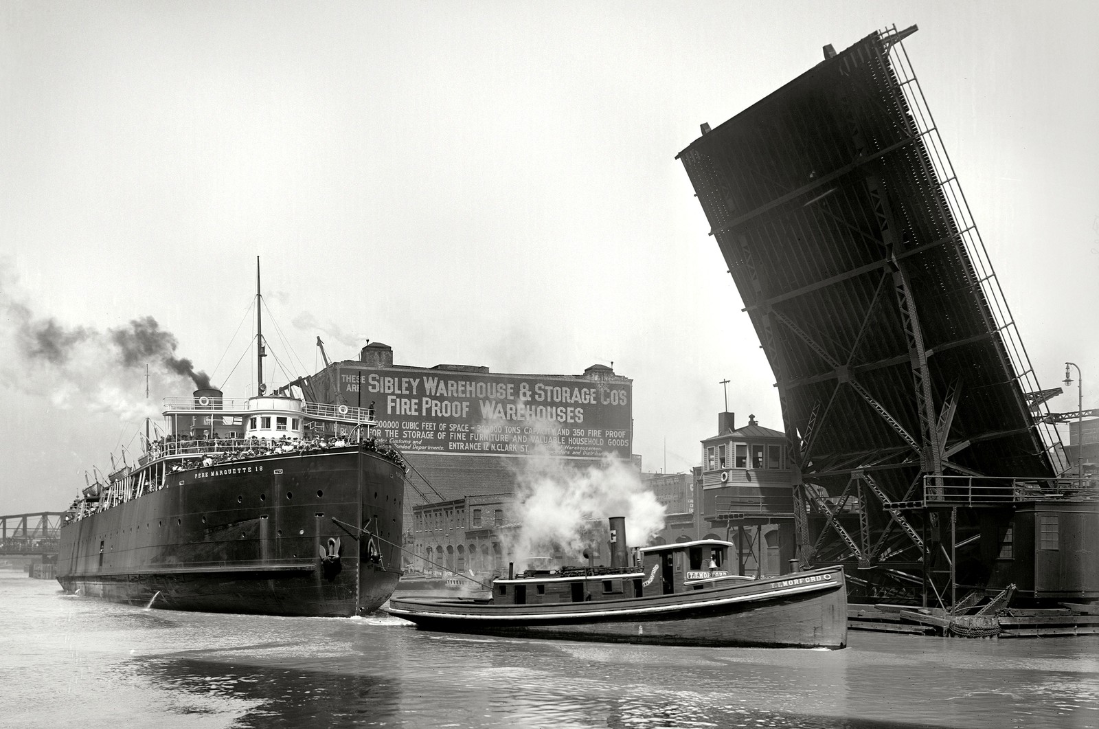 Duas embarcações passando sob uma ponte (chicago, barco, embarcação, navio, preto e branco)