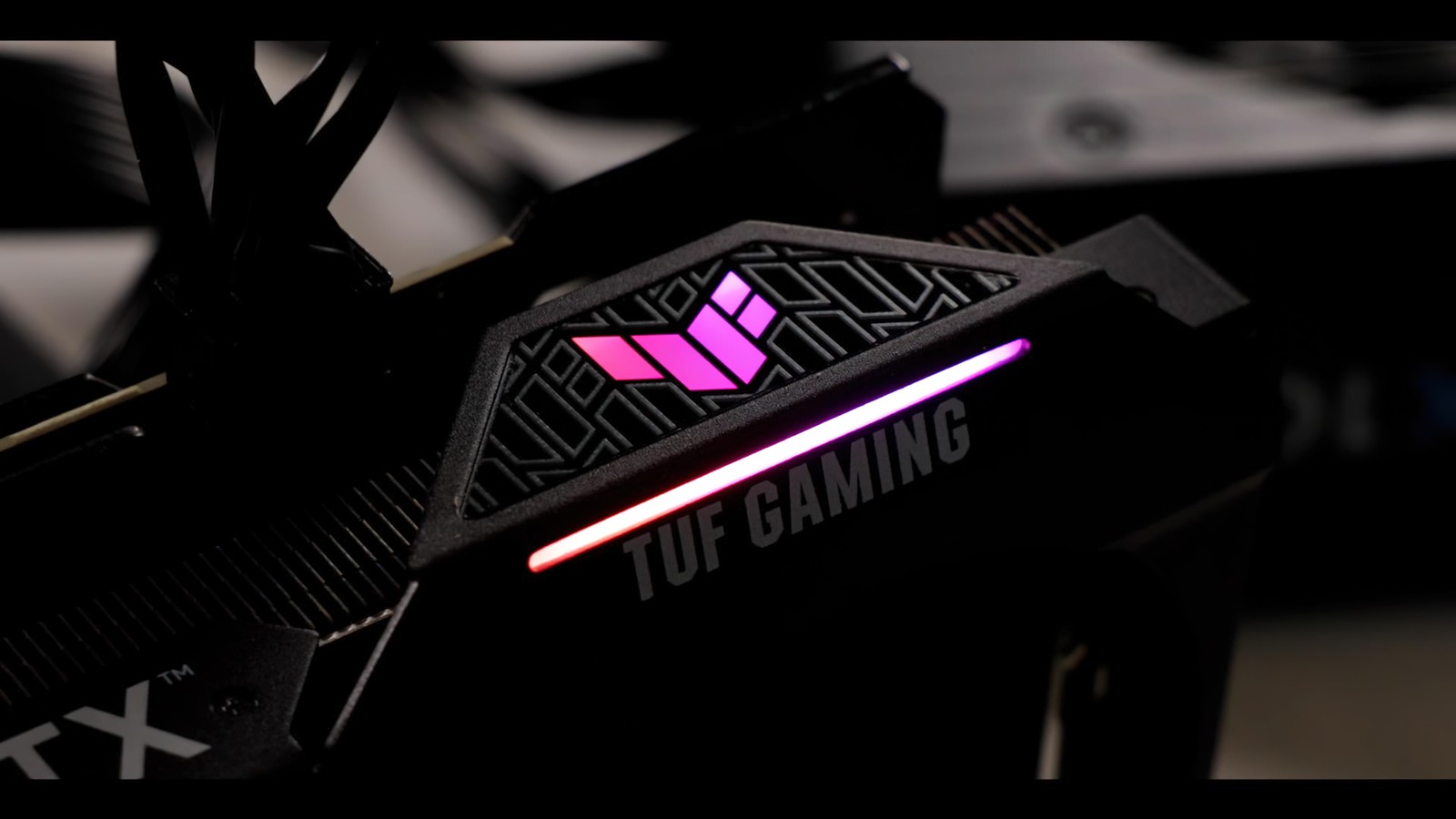 Un primer plano de una placa base de computadora con luz rosa (asus tuf gaming, tarjeta gráfica, tecnología, fondo de pantalla 4k)