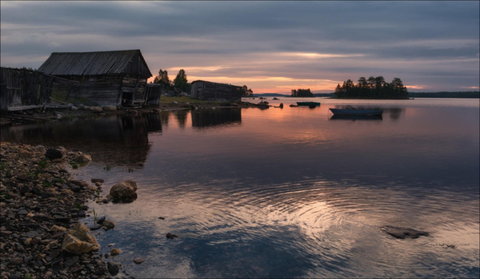 Скачать обои отражение, водоем, вода, природа, побережье