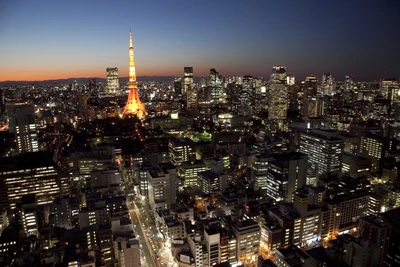 Horizonte de Tóquio ao crepúsculo com a Torre de Tóquio iluminada