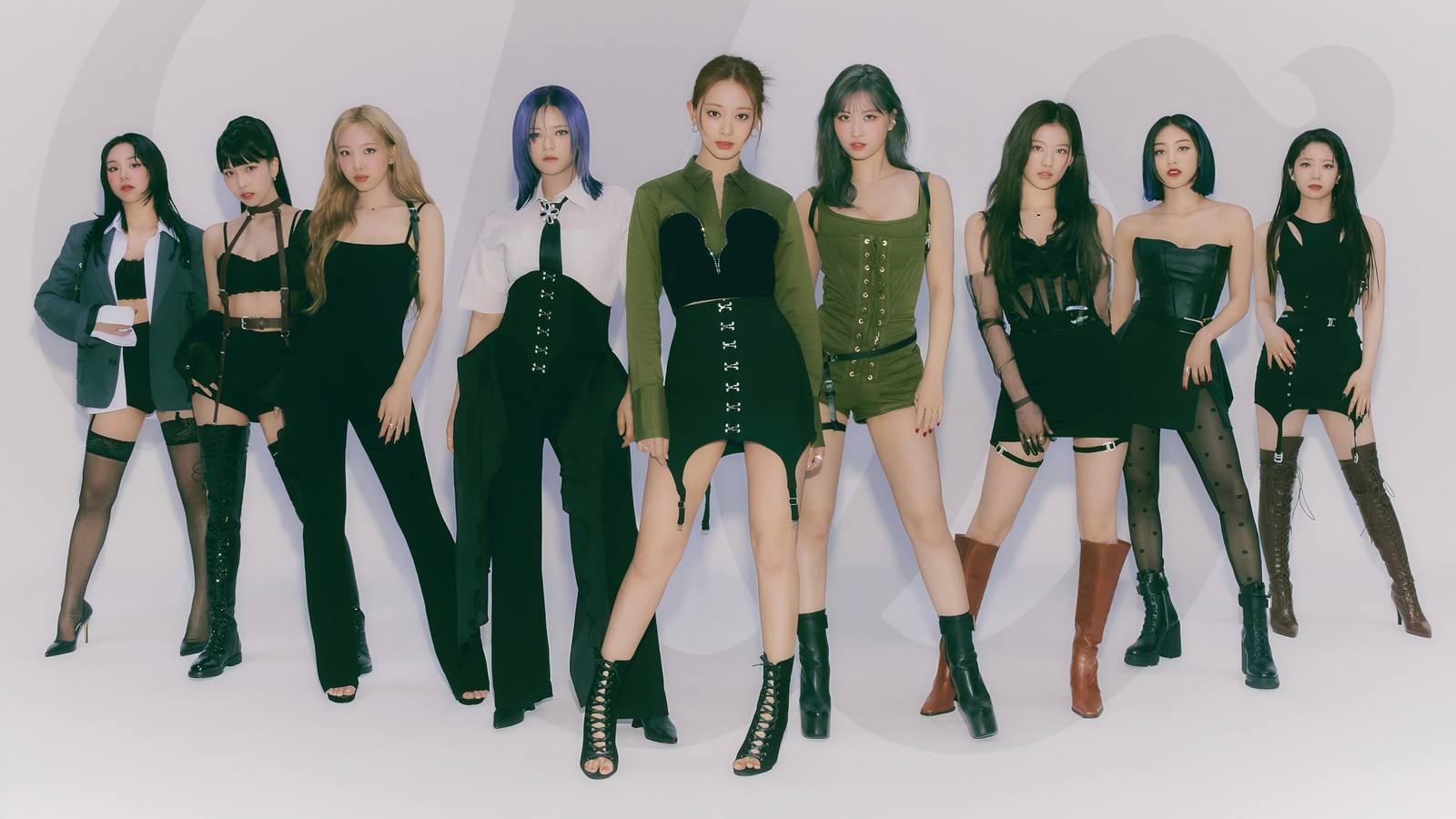 Um grupo de mulheres em roupas pretas e verdes posando para uma foto (duas vezes, fale isso, entre 1 e 2, 트와이스, kpop)