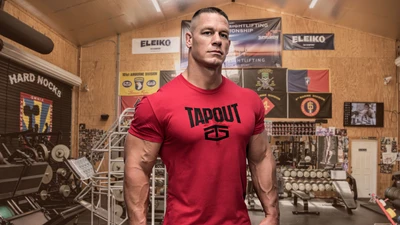 John Cena con una camiseta Tapout en un gimnasio de levantamiento de potencia