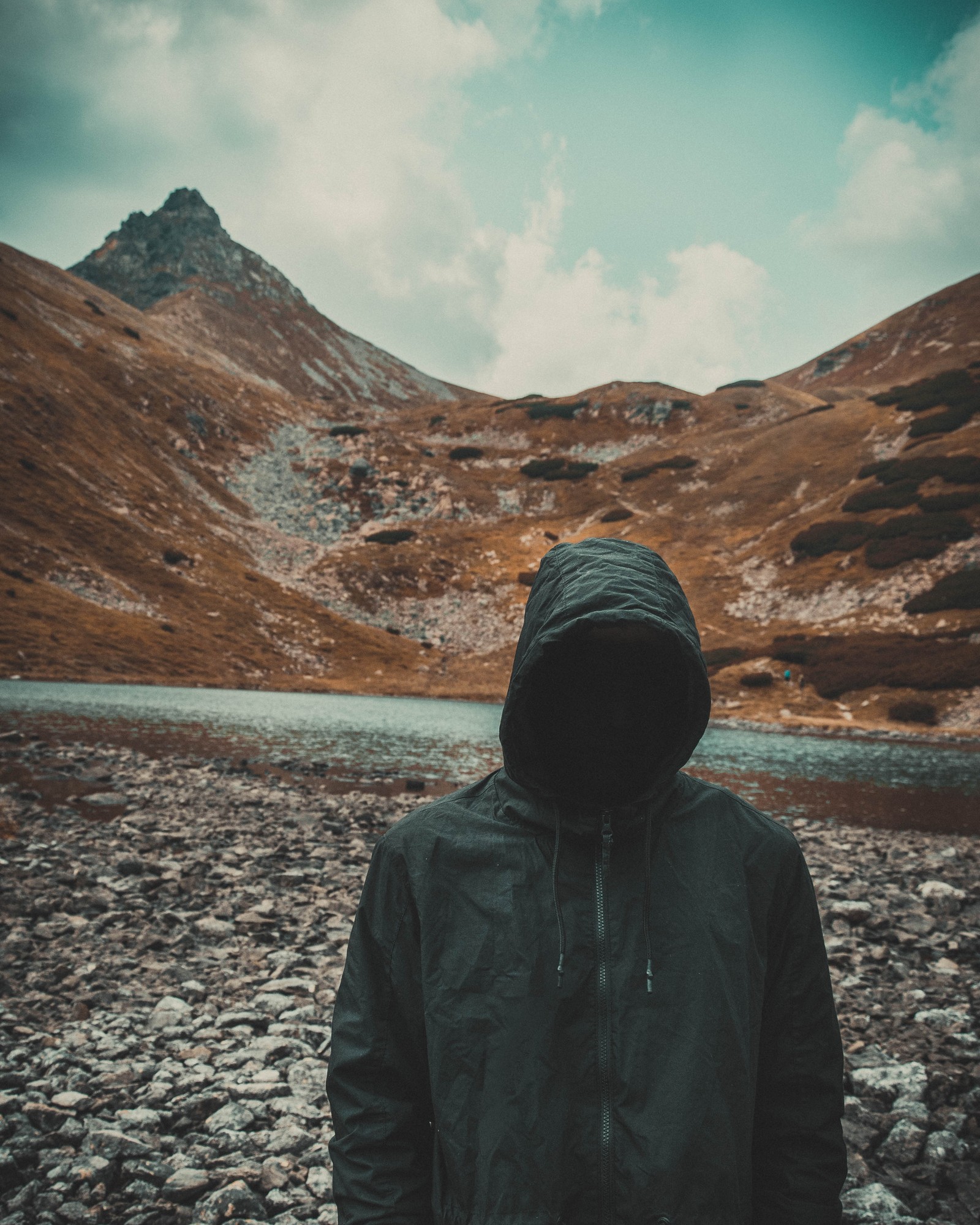 Eine person in einer kapuzenjacke steht vor einem berg. (berg, wildnis, landschaft, valley, video)