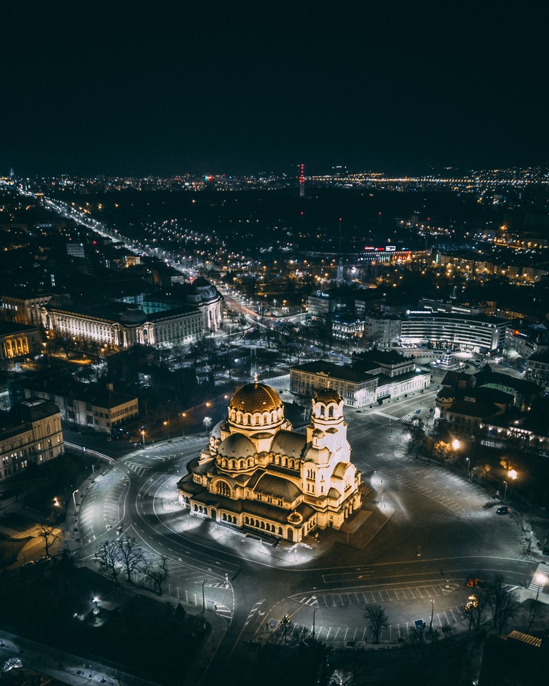 Размытый вид большого здания с часовой башней в центре города (ночь, город, вода, достопримечательность, городской пейзаж)