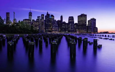 Silhouette de Manhattan reflétée dans les eaux du crépuscule