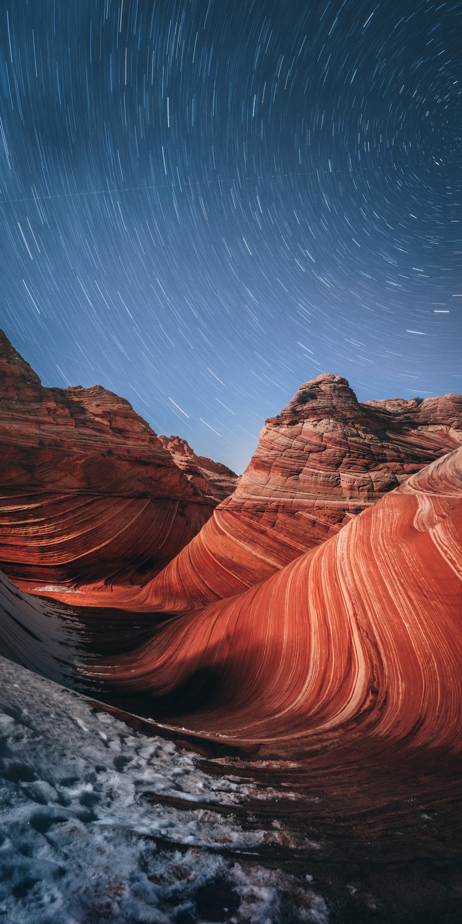 Formaciones rocosas con una estela de estrellas en el cielo (naturaleza, paisaje natural, roca, badlands, geología)