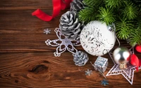 Decoraciones navideñas elegantes con adornos y piñas