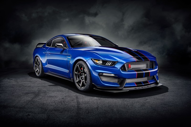 Ford mustang shelby gt показан в темной комнате (форд мустанг шелби gt350, ford mustang shelby gt350, спортивные автомобили, 5k, тёмный фон)