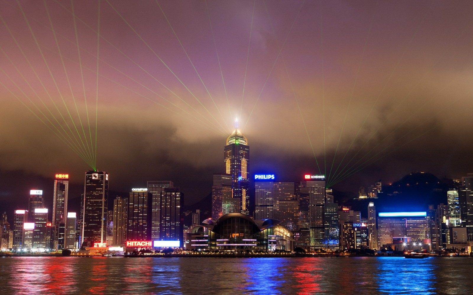 Uma vista impressionante do horizonte da cidade à noite com luzes (hong kong, paisagem urbana, cidade, metrópole, linha do horizonte)