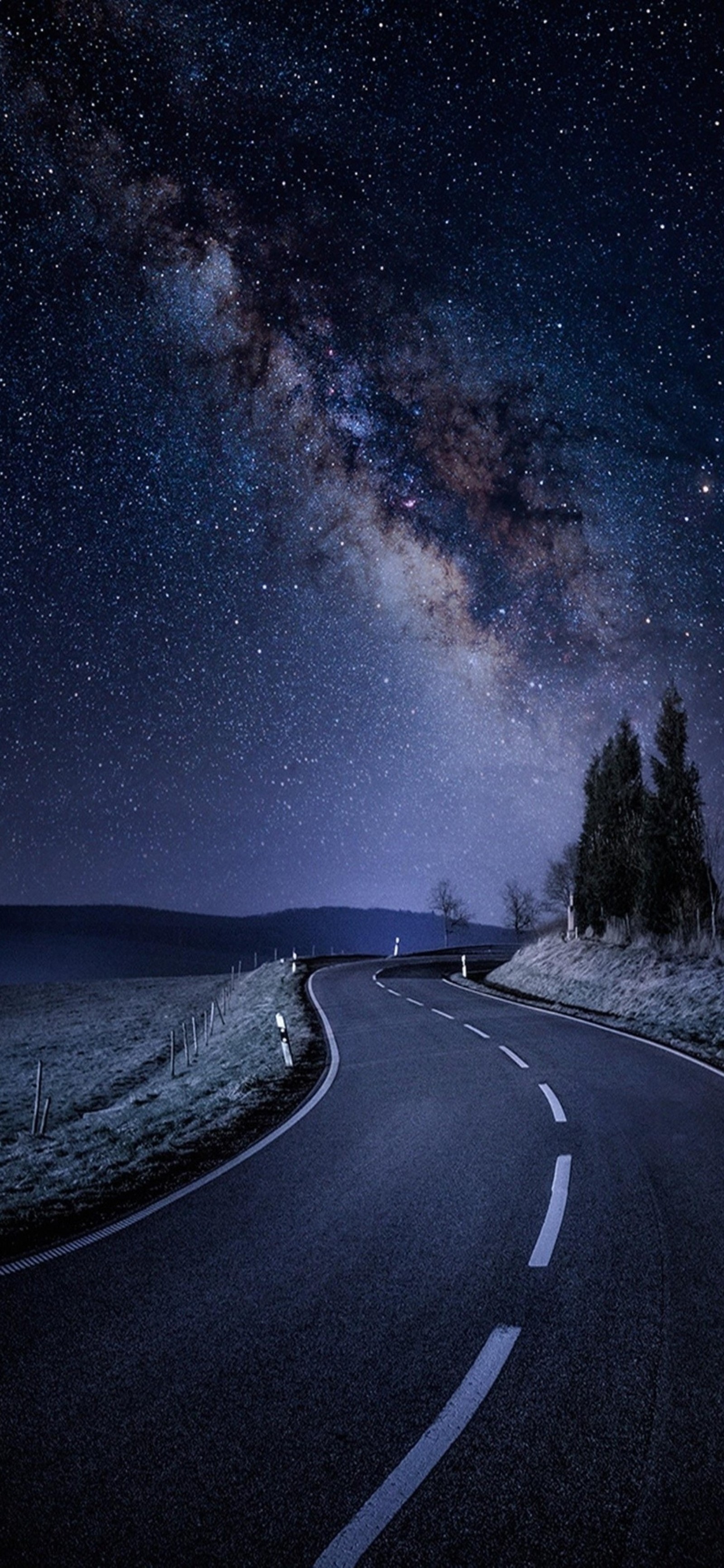 Céu estrelado à noite com uma estrada sinuosa e uma árvore solitária (paisagem, atmosfera, água, nuvem, árvore)