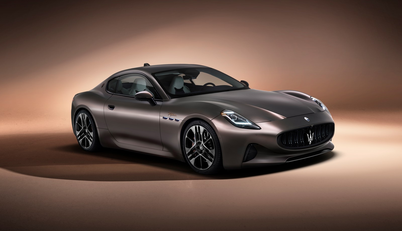 Le nouveau coupé maserati est présenté dans un studio (maserati granturismo folgore, 2023, 5k, 8k, voitures)