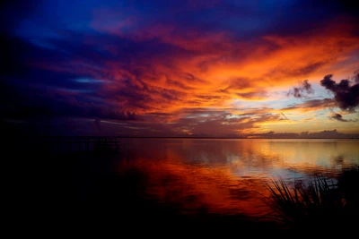 Lever de soleil vibrant sur la rivière Indienne, Floride