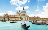 Gôndolas navegam pelo Grande Canal, emolduradas por uma arquitetura deslumbrante e um céu vibrante, mostrando a icônica via navegável de Veneza e sua rica cultura turística.