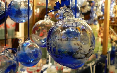 Ornements en verre bleu enchanteurs pour un village de Noël festif