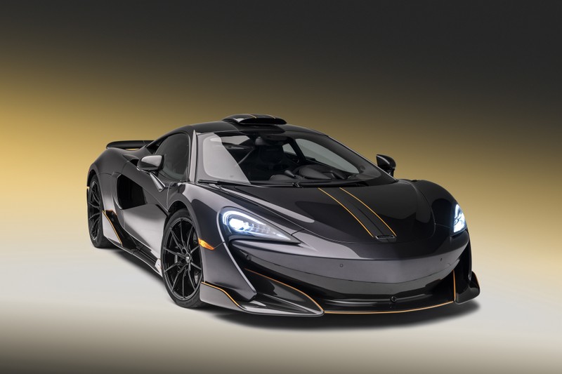 Крупный план черного и золотого спортивного автомобиля на желтом фоне (mclaren automotive, mclaren, машина, mclaren 650s, роскошный автомобиль)