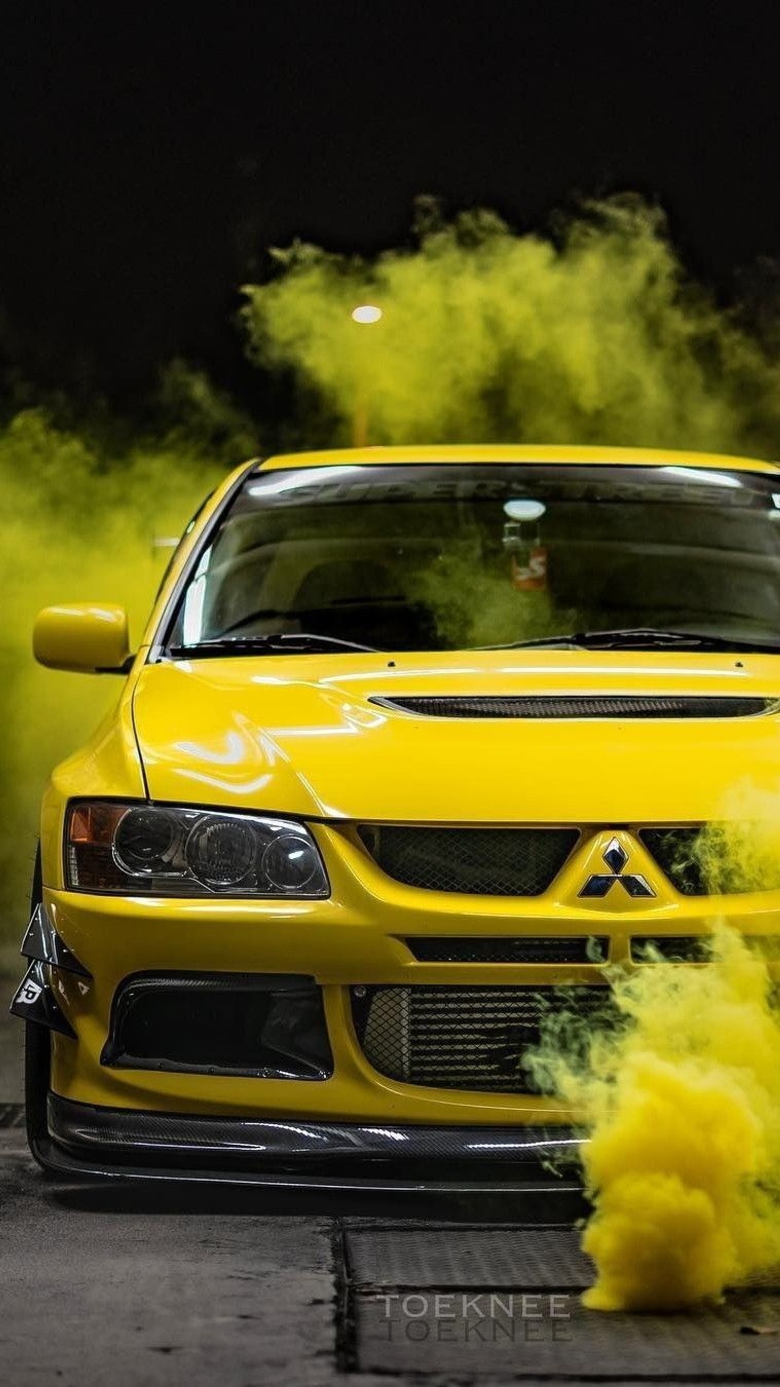 De la fumée jaune sort d'une voiture jaune dans un parking (hd, conduite, voitures, jaune, lancer)