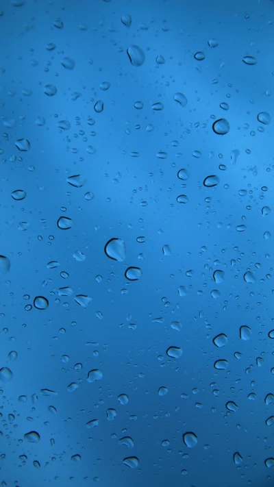 Gotas de lluvia sobre una superficie azul