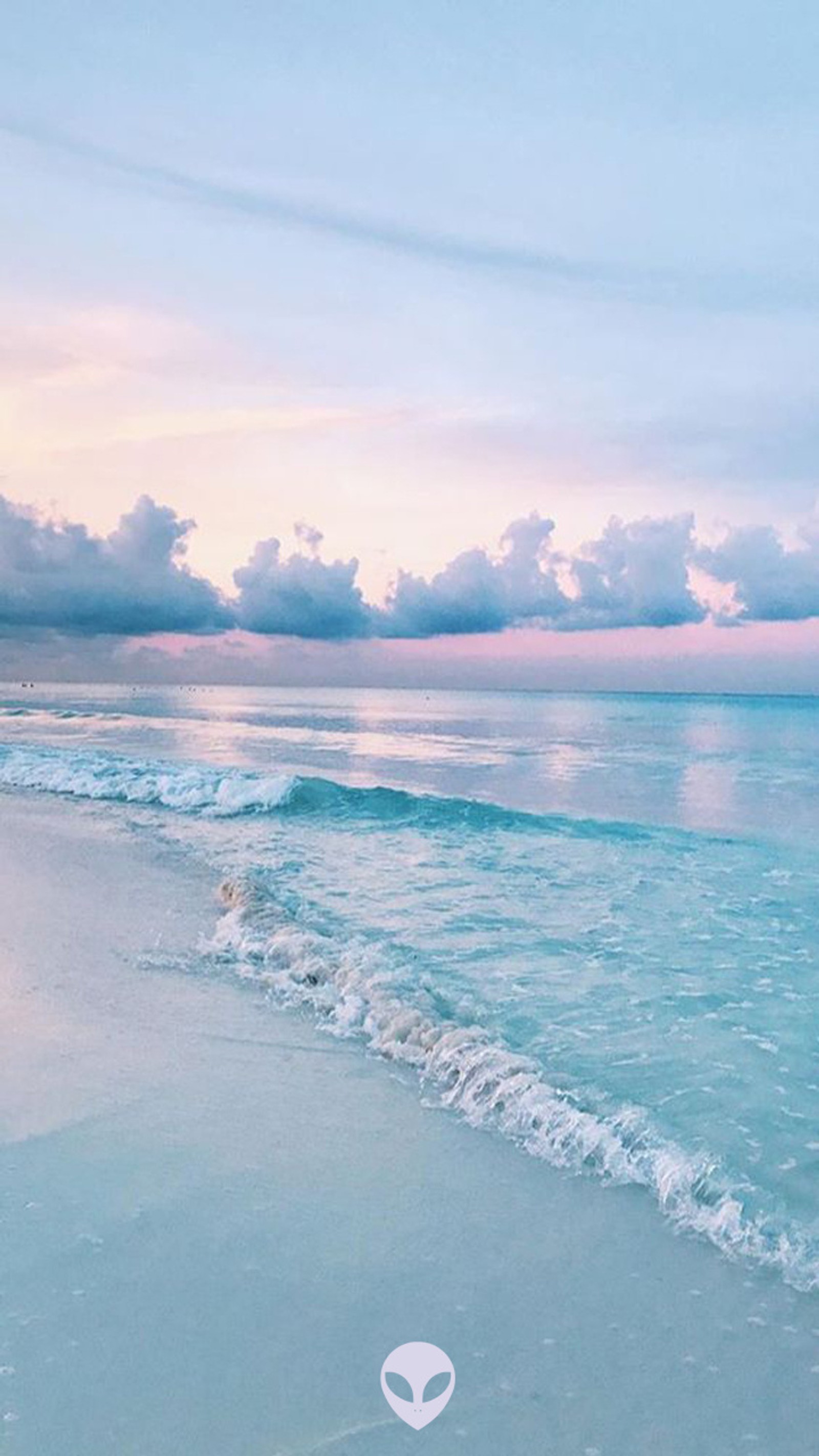 Um close-up de uma praia com uma prancha de surf na areia (praia, cores, núcleos, e, céu)