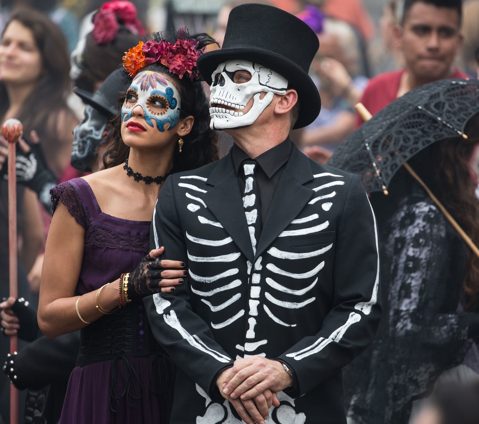 Araffen, die in skelettkostümen und hüten gekleidet sind, gehen in einer parade (007, daniel craig, james bond, spektrum)