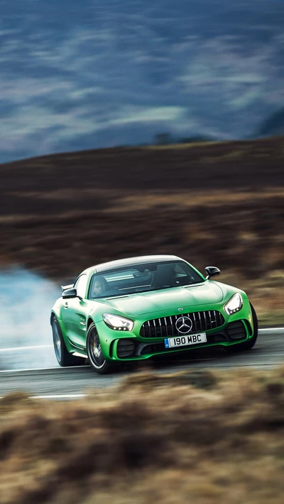 Mercedes AMG GT 2017 en vert frappant sur une route sinueuse.