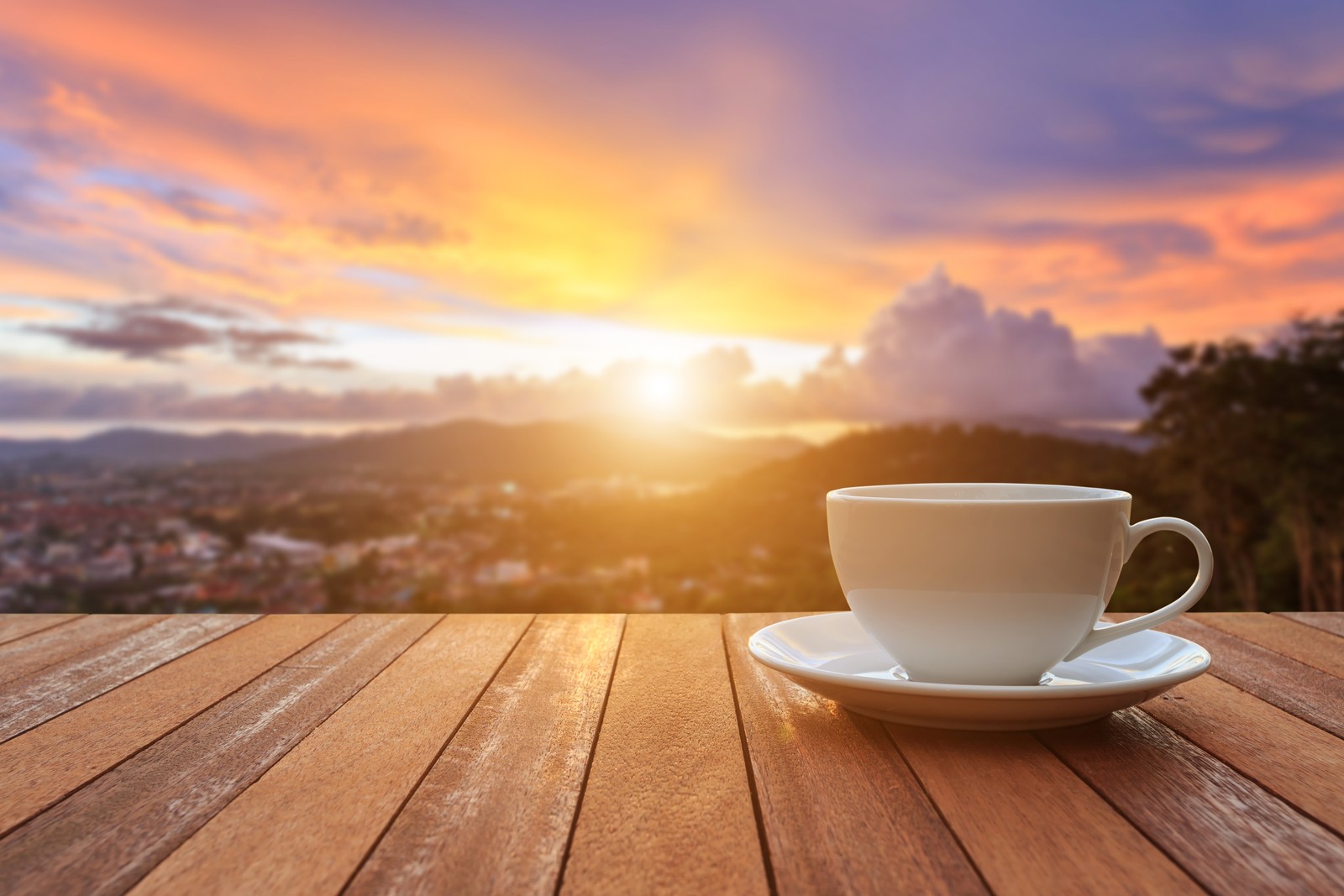 Un primer plano de una taza de café sobre una mesa de madera (café, taza, buen, buenos días, mañana)