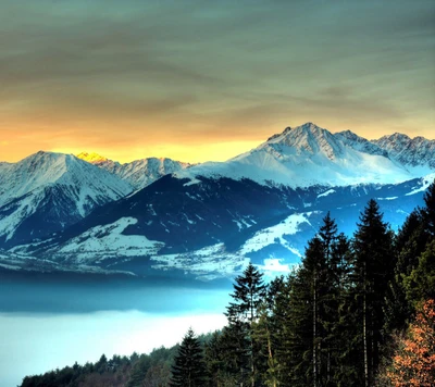 Majestosas montanhas cobertas de neve ao amanhecer