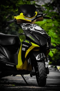 Scooter amarelo modificado com design de Valentino Rossi