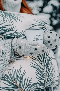 Vibes de inverno aconchegantes com almofada estampada de pinho e caneca