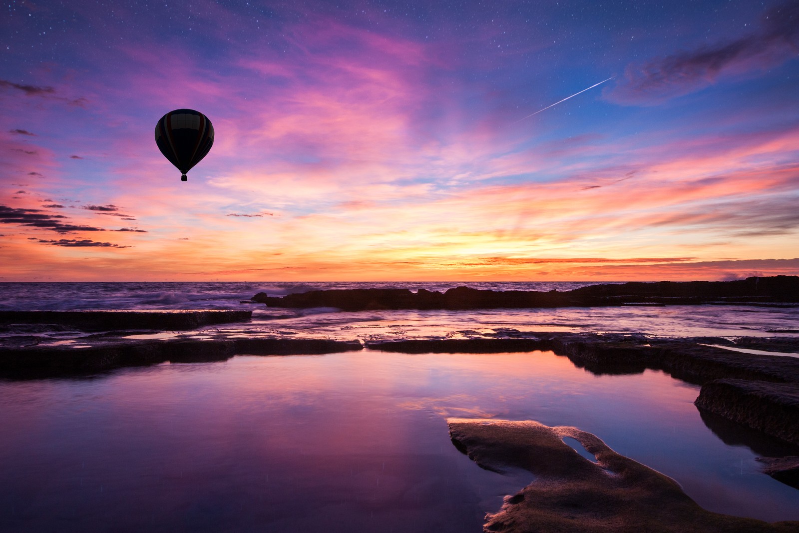 Ein heißluftballon, der über ein gewässer bei sonnenuntergang fliegt (heißluftballon, sonnenuntergang, schattenriss, wasser, landschaft)