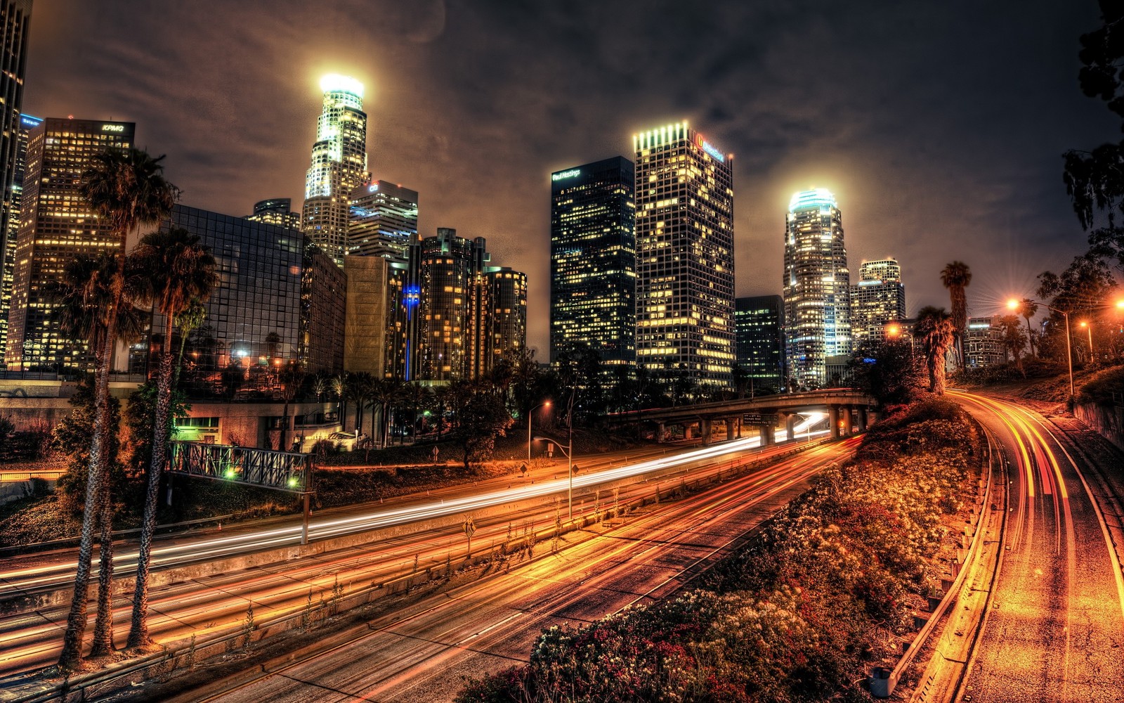 Vue aérienne d'une ville la nuit avec des voies ferrées (paysage urbain, ville, zone urbaine, nuit, métropole)