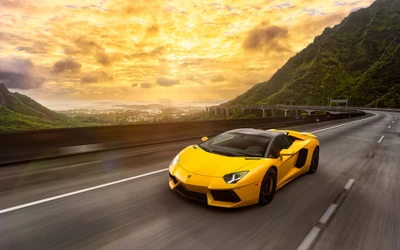 Gelber Lamborghini Aventador, der durch eine malerische Landschaft rast