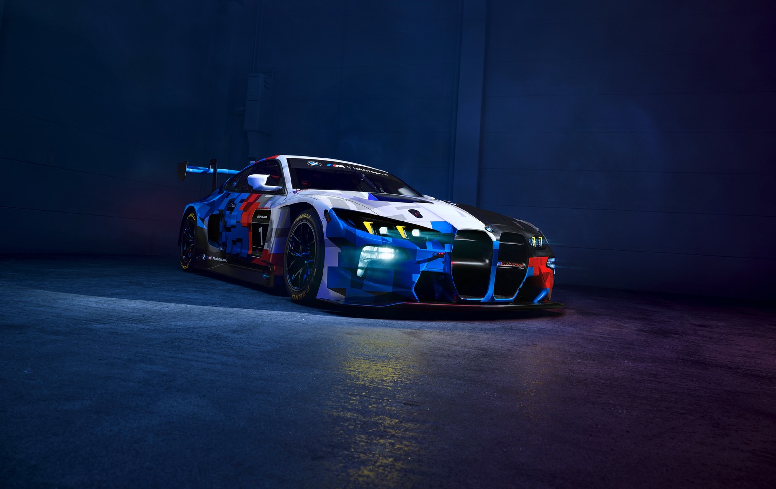 Gros plan d'une voiture de course bmw avec une peinture bleue et rouge (bmw m4 gt3 evo, 8k, 2024, 5k, bmw m motorsport)