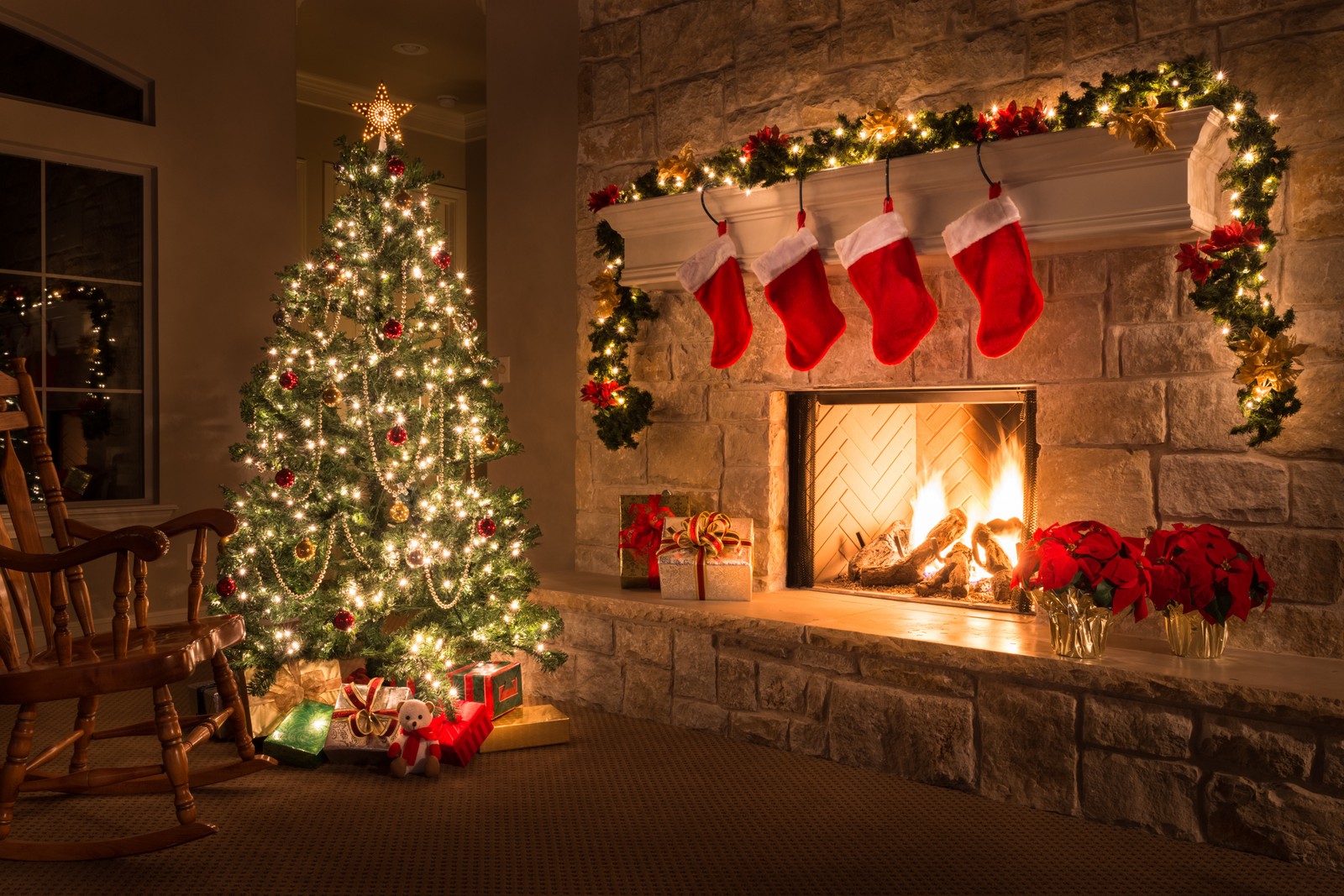 Lareira com decorações de natal e meias penduradas nela (dia de natal, enfeite de natal, árvore de natal, natal, árvore)