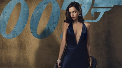 Ana de Armas como un personaje llamativo en "Sin tiempo para morir", posando con confianza con una pistola, contra un fondo que presenta el icónico logo de 007.