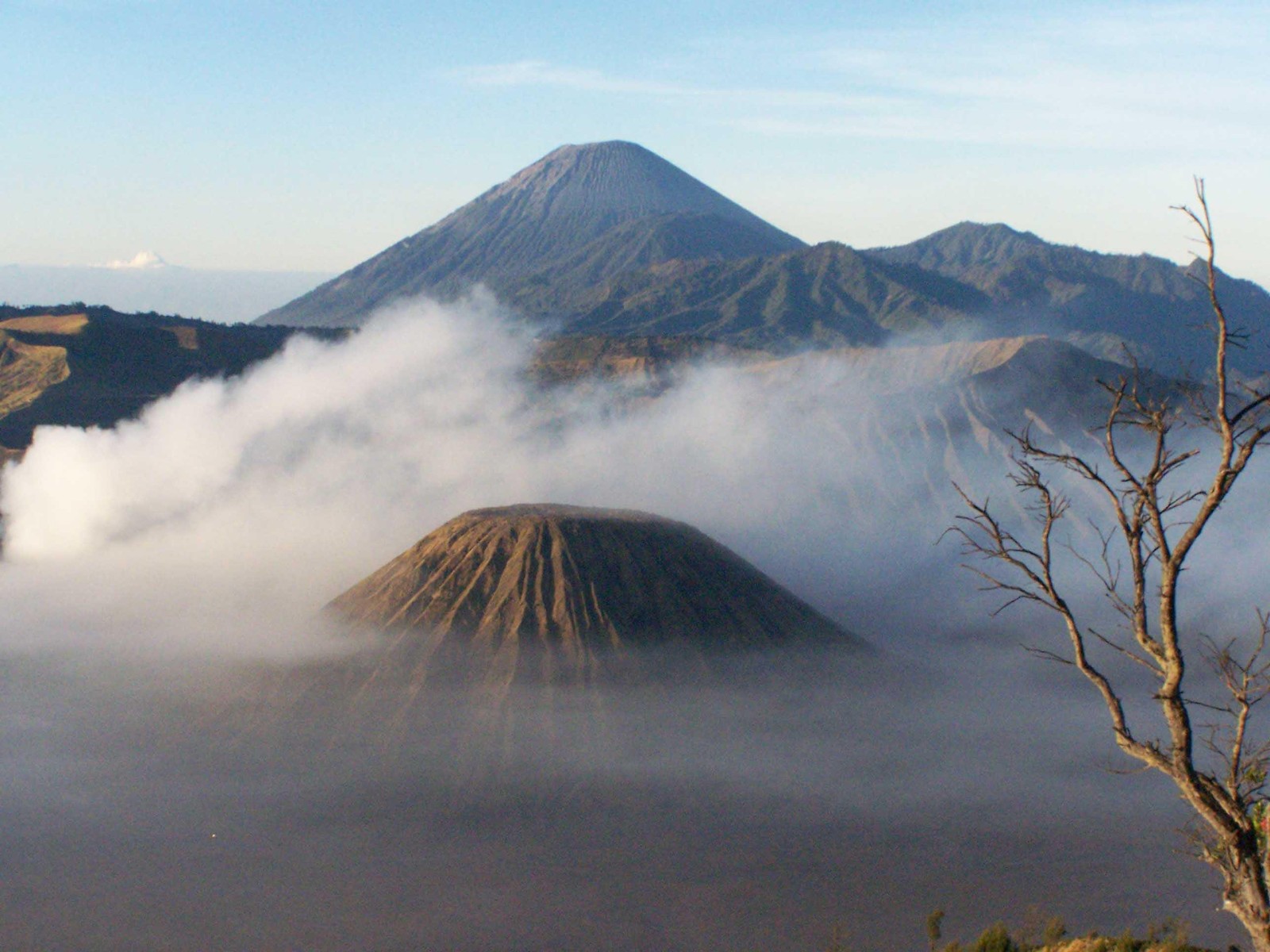 Большая гора с несколькими облаками в небе (гора бромо, mount bromo, стратовулкан, вулканическая форма рельефа, вулкан)