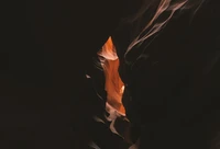 Flammes de lumière dans les ombres du Canyon Antelope