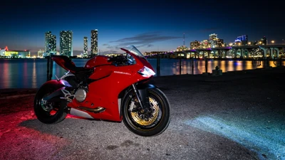 Мотоцикл Ducati 899 Спорт у набережной на закате