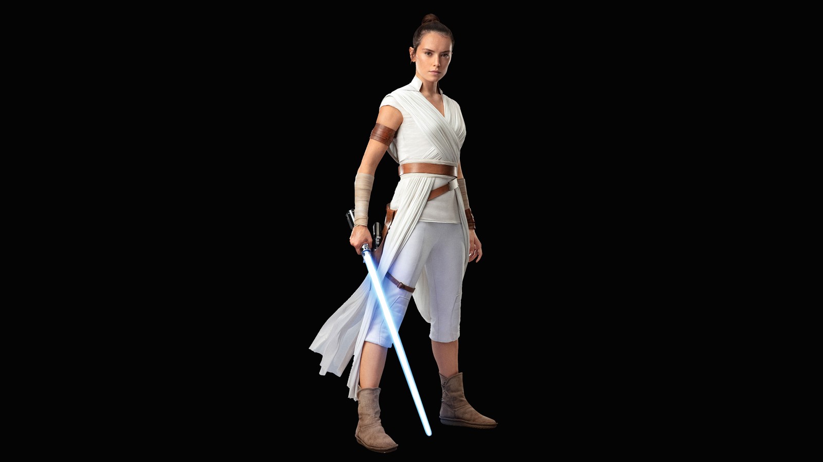 Una mujer con un atuendo blanco sosteniendo un sable de luz (rey, daisy ridley, star wars el ascenso de skywalker, star wars the rise of skywalker, fondo negro)