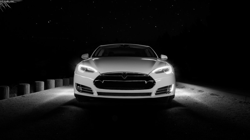 Крупный план белого автомобиля в темной комнате (тесла модель 3, tesla model 3, тесла, машина, фара)