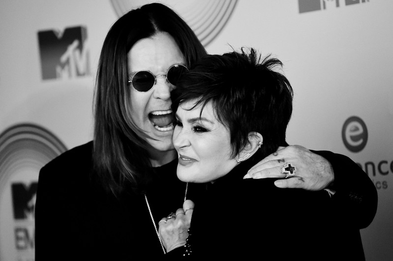 Изображение женщины, обнимающей женщину с улыбкой (оззи осборн, ozzy osbourne, шарон осборн, sharon osbourne, х фактор)